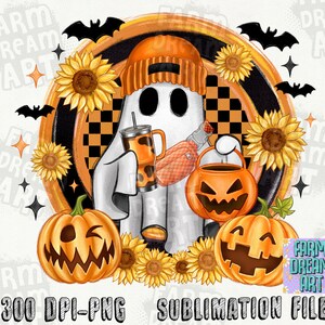 Peut inclure: Conception num&eacute;rique sur le th&egrave;me d'Halloween avec un fant&ocirc;me portant un bonnet et une banane orange, tenant une boisson et un seau de citrouille. Des tournesols, des chauves-souris et des citrouilles entourent le fant&ocirc;me. Le texte "300 DPI-PNG SUBLIMATION FILE" est en bas.
