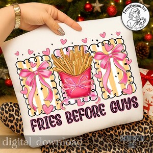 Op de afbeelding: Een wit kussen met een grafisch ontwerp. Het heeft een roze bakje friet, roze strikken en harten. De tekst "FRIES BEFORE GUYS" wordt weergegeven in roze en zwart. De woorden "digitale download" zijn ook zichtbaar.