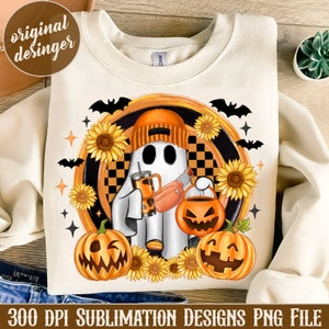 Peut inclure: Sweat-shirt cr&egrave;me avec un motif d'Halloween. Un fant&ocirc;me portant un bonnet orange tient une boisson et un seau citrouille, entour&eacute; de tournesols, de chauves-souris et de citrouilles. Le motif a un fond &agrave; carreaux noir et orange. Le texte en bas indique "300 DPI SUBLIMATION DESIGNS PNG FILE".