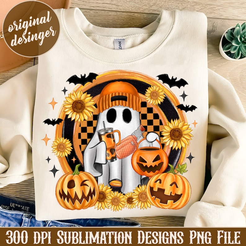 Peut inclure: Sweat-shirt cr&egrave;me avec un motif d'Halloween. Un fant&ocirc;me portant un bonnet orange tient une boisson et un seau citrouille, entour&eacute; de tournesols, de chauves-souris et de citrouilles. Le motif a un fond &agrave; carreaux noir et orange. Le texte en bas indique "300 DPI SUBLIMATION DESIGNS PNG FILE".
