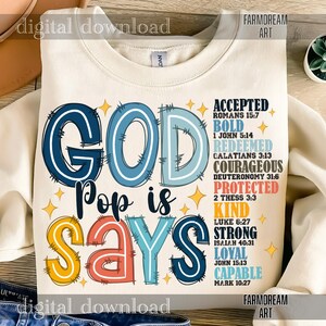 以下が含まれることがあります： クリーム色のスウェットシャツ。カラフルなアウトライン文字で「GOD Pop is SAYS」と書かれています。追加のテキストには、聖書の参照とともに「ACCEPTED、BOLD、REDEEMED、COURAGEOUS、PROTECTED、KIND、STRONG、LOYAL、CAPABLE」が含まれています。デジタルダウンロード。