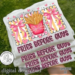 Op de afbeelding: Gestapelde witte t-shirts met een ontwerp van friet in een roze bakje, roze strikken, hartjes en de tekst "FRIES BEFORE GUYS". Digitale download van FarmDreamArt.