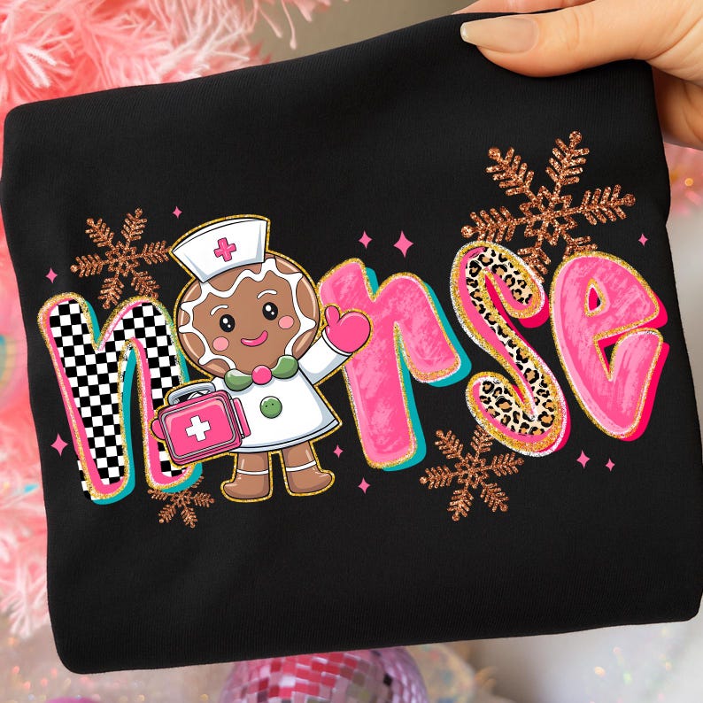 Pu&ograve; includere: Felpa nera con la scritta "Nurse" in un design giocoso. La "N" &egrave; a scacchi, la "urse" &egrave; rosa con accenti leopardati e presenta una grafica di infermiera di pan di zenzero. Fiocchi di neve glitterati dorati e diamanti rosa completano il design.