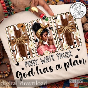 Puede incluir: Camiseta color crema con un diseño gráfico que incluye el texto "PRAY. WAIT. TRUST. God has a plan." El diseño presenta ilustraciones de una mujer, una cruz y elementos decorativos. También están presentes las palabras "digital download".