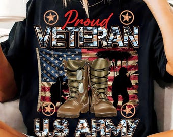 Puede incluir: Camiseta negra con estampado de camuflaje y el texto "Proud Veteran US Army". El diseño presenta una bandera estadounidense con un par de botas militares marrones y la silueta de un soldado.
