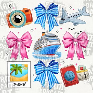Puede incluir: Un conjunto de clipart digital con tem&aacute;tica de viajes que incluye un lazo azul y blanco a rayas, un lazo rosa, una c&aacute;mara, un crucero, un pasaporte, un avi&oacute;n, una palmera en una playa y la palabra "viaje" en un marco de foto.