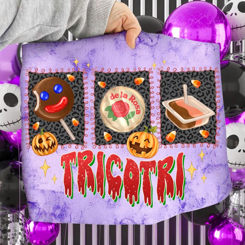 K&ouml;nnte beinhalten: Ein lila Halloween-Schild mit drei Tafeln, die einen Lutscher, ein Bonbon und ein Dessert zeigen. Das Schild enth&auml;lt K&uuml;rbislaternen, Zuckermais und das Wort "TRICOTRI" in Rot und Gr&uuml;n.