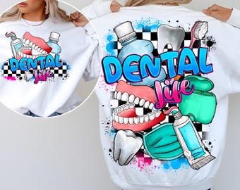 Op de afbeelding: Witte sweatshirt met een kleurrijk grafisch ontwerp met tandheelkundige elementen. Het ontwerp bevat de woorden "DENTAL Life" in blauw en roze, samen met illustraties van tanden, tandpasta, mondwater en een tandenborstel. Er is ook een dambordpatroon aanwezig.