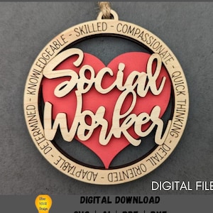 Peut inclure: Une décoration en bois avec un cœur rouge au centre. Le cœur porte l'inscription "Social Worker". La décoration est entourée d'un cercle de texte qui dit "Knowledgeable - Skilled - Compassionate - Quick Thinking - Detail Oriented - Adaptable - Determined".