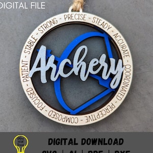 Pode incluir: Enfeite de madeira com tema de arco e flecha, com um arco azul e a palavra "Archery" em prata. O enfeite é redondo com palavras como "Preciso" e "Estável" na borda. Download digital.