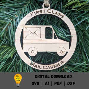 Op de afbeelding: Een houten kerstversiering in de vorm van een cirkel met een postwagen erin. De versiering is bruin en heeft de tekst "FIRST CLASS MAIL CARRIER" rond de rand.