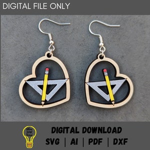 Peut inclure: Boucles d'oreilles en forme de cœur avec une bordure en bois clair et un intérieur noir. Chaque boucle d'oreille présente un crayon jaune et une équerre grise. Le texte "DIGITAL FILE ONLY" est en haut. Le texte "DIGITAL DOWNLOAD" et les types de fichiers sont en bas.