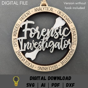 Puede incluir: Un adorno circular de madera con las palabras "Forensic Investigator" en una fuente metálica plateada. El círculo está rodeado por un anillo de texto que dice "Open Minded - Patient - Analytical - Observant - Tenacious - Inquisitive - Discerning -  Perseverant".