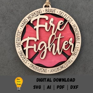 Peut inclure: Une décoration en bois avec un design de croix de pompier rouge et noir. Les mots "Fire Fighter" sont écrits dans une police de caractères stylisée. La décoration est entourée d'un cercle de mots décrivant les qualités d'un pompier, notamment "brave", "désintéressé", "honorable", "loyal", "inspirant", "fort", "patriotique" et "travailleur".