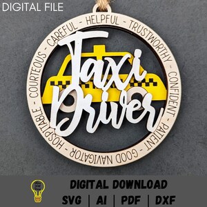Puede incluir: Un adorno redondo de madera con un diseño de taxi amarillo y las palabras "Taxi Driver" en blanco. El adorno está rodeado por un círculo de texto que dice "Careful - Helpful - Trustworthy - Confident - Patient - Good Navigator - Hospitable - Courteous".