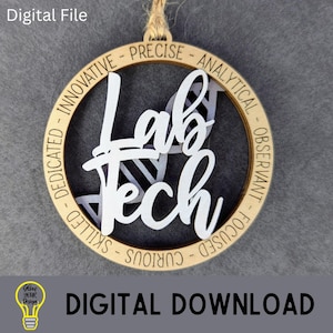 Può includere: Un ornamento circolare in legno con le parole "Lab Tech" in caratteri bianchi. L'ornamento è circondato da una cornice con parole descrittive. Sono presenti anche le parole "Digital File" e "Digital Download".