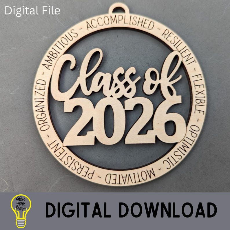 K&ouml;nnte beinhalten: Ein Holzornament mit dem Text "Class of 2026" in einem kreisf&ouml;rmigen Design. Die W&ouml;rter "Ambitious, Accomplished, Resilient, Flexible, Optimistic, Motivated, Persistent, Organized" befinden sich am Rand. Die W&ouml;rter "Digital File" und "Digital Download" sind ebenfalls vorhanden.