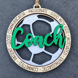 Soccer svg, regalo per allenatore di calcio. Ornamento o ciondolo per auto svg, può essere personalizzato con nome o messaggio - Progettato per Glowforge