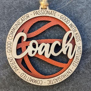 Baloncesto svg, regalo para entrenador de baloncesto. Adorno o dije para auto svg, personalizable con nombre o mensaje, solo corte y puntúe, Glowforge svg
