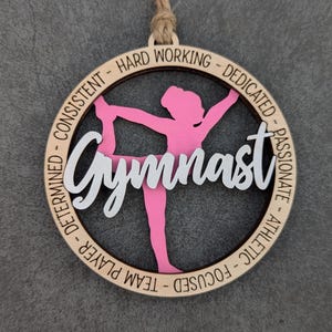 Gymnastik svg, Geschenk für Turnerin DIGITALE DATEI - Ornament oder Autoanhänger svg - männlicher oder weiblicher Turner - Laserschnittdatei, getestet auf Glowforge