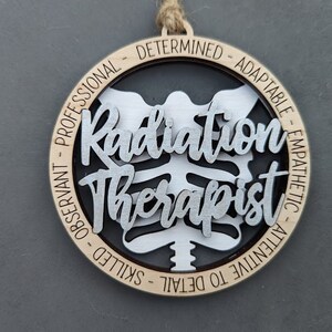Strålterapeut svg, medicinsk avbildningsprydnad eller bilberlock svg, present till medicinsk personal, klipp och markera laserskuren fil testad på Glowforge bild 3