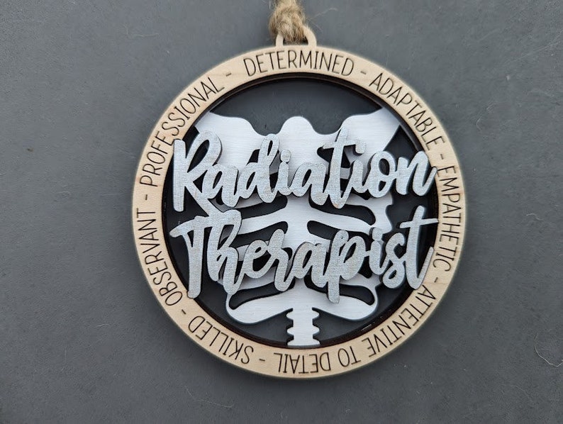 Strålterapeut svg, medicinsk avbildningsprydnad eller bilberlock svg, present till medicinsk personal, klipp och markera laserskuren fil testad på Glowforge bild 3