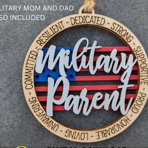 Militaire bovenliggende auto charme svg, militaire moeder, vader en ouder bundel svg, dubbelzijdig ornament en vlag achtergrond, laserbestand knippen en scoren