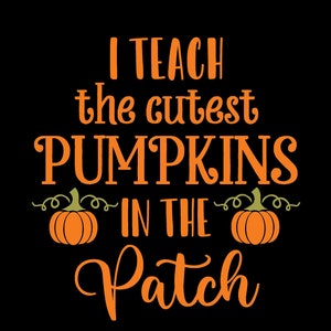 Op de afbeelding: Oranje tekst op een zwarte achtergrond luidt "Ik leer de schattigste pompoenen in de patch". Twee oranje pompoenen met groene stelen bevinden zich aan weerszijden van de tekst.
