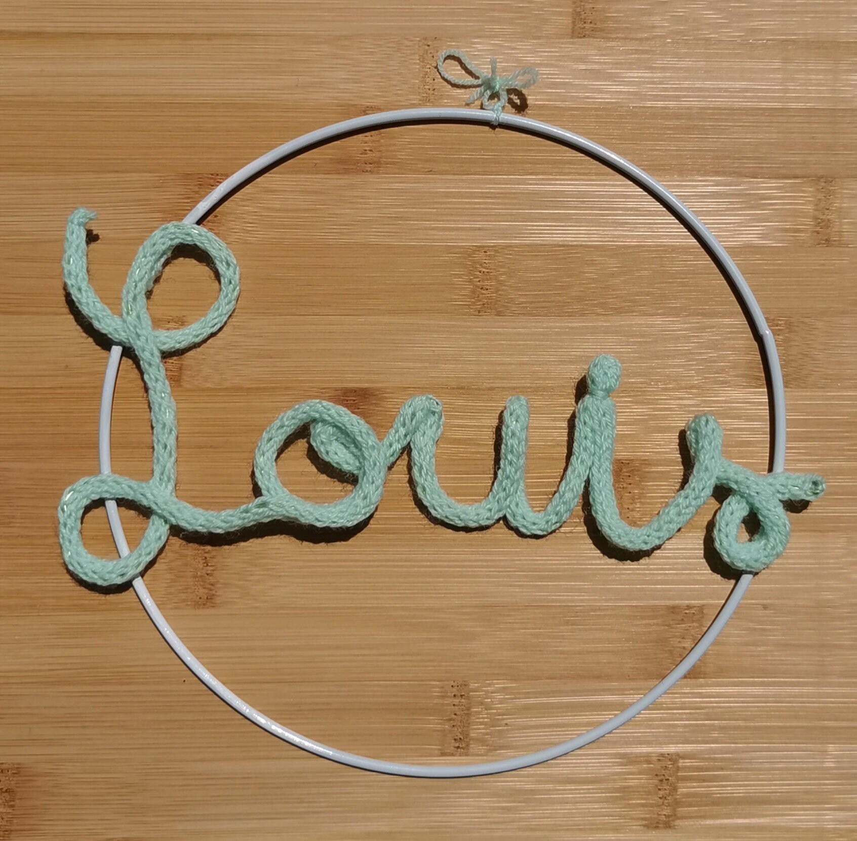 Décoration en Laine Prénom Garçon ou Fille Vert Pistache Dans Cercle à Suspendre