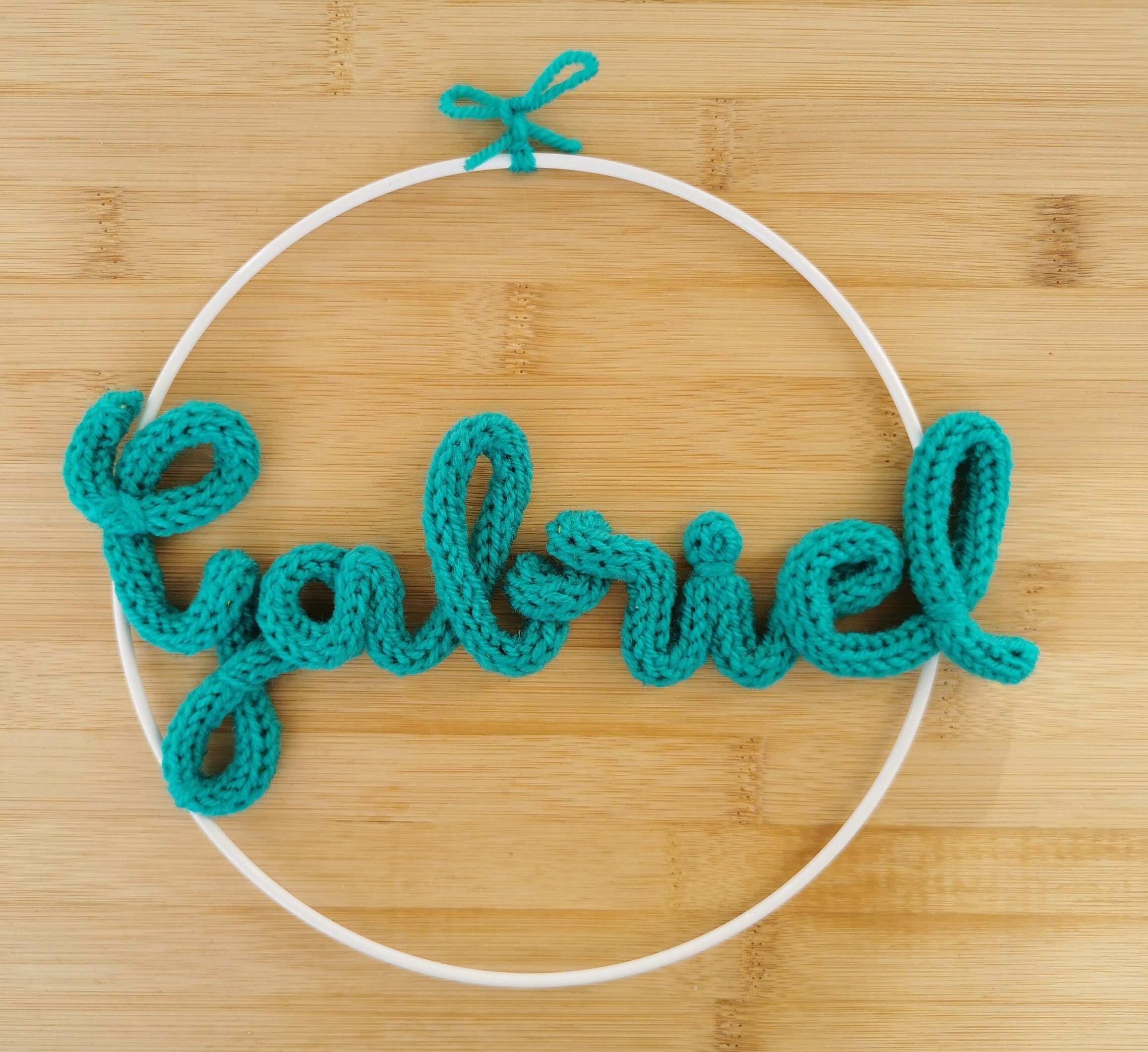 Décoration en Laine Prénom Garçon Vert Emeraude Dans Cercle à Suspendre