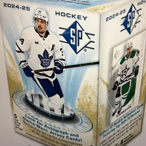 Puede incluir: Una caja blanca de cartas de hockey SP 2024-25 con imágenes de jugadores de hockey. La caja tiene el texto "Look for Autograph and Game-Worn Jersey Cards!" y "Collect SP Rookie Authentics Cards".