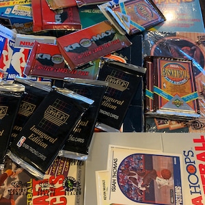 3 paquetes de baloncesto vintage aleatorios. más 50 cartas sueltas de tu equipo favorito