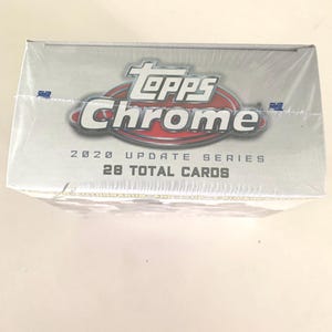 以下が含まれることがあります： 銀と赤の Topps Chrome ロゴがついた白い箱。箱には「2020 Update Series 28 Total Cards」と書いてあります。