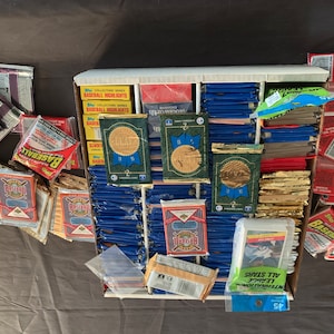 Baseball vintage 220 carte NON APERTE Nuove confezioni non aperte e (75) carte sciolte della tua squadra sportiva di baseball preferita LOTTO