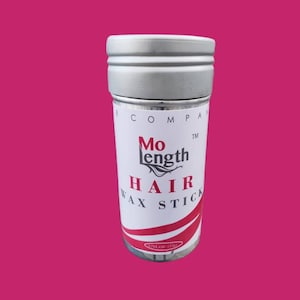 Può includere: Un bastoncino di cera per capelli argentato con un'etichetta rossa e bianca che dice "Mo Length Hair Wax Stick" e "2 fl oz (59 ml)".