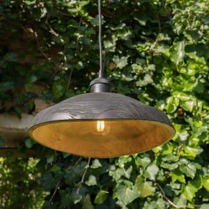 Rustikale handgefertigte Thuja Holz Pendellampe Ø27cm | Verkohltes und gebürstetes Finish, E27-Deckenbehang Natürliche Beleuchtung Organic Shade Bell Dome