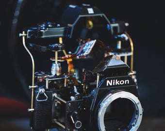 分解された機械式フィルムカメラ、分解されたアート装飾、ニコン