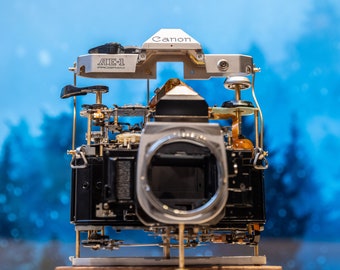 分解された機械式フィルムカメラ、分解されたアート装飾、ニコン