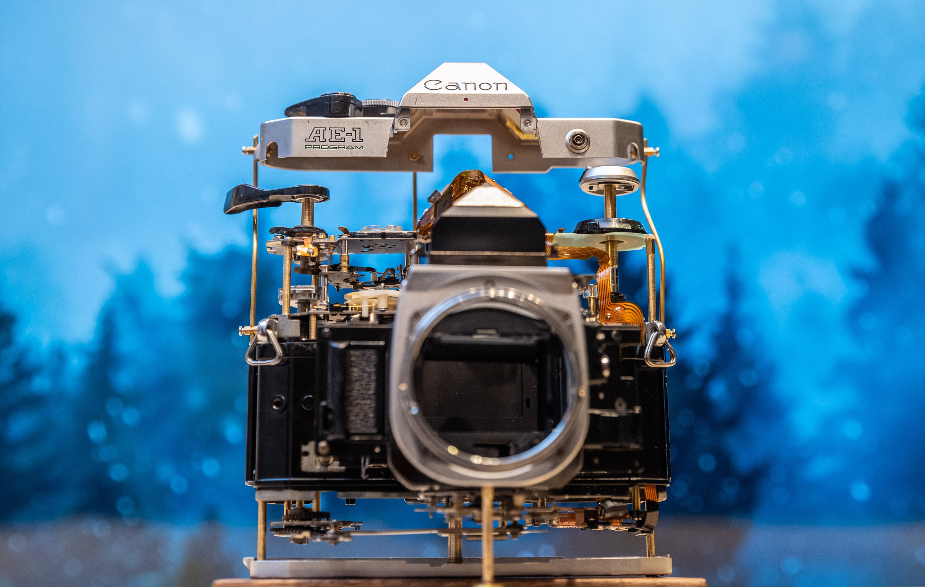 分解された機械式フィルムカメラ、分解されたアート装飾、ニコン