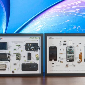 Lote de arte de teléfono desmontado (iPhone 1 y HTC Dream G1), lote de teléfono enmarcado, desmontaje de teléfono iOS y Android, arte mural para teléfono, decoración del hogar imagen 2