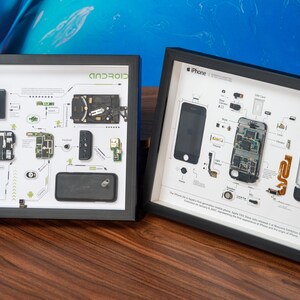 Lote de arte de teléfono desmontado (iPhone 1 y HTC Dream G1), lote de teléfono enmarcado, desmontaje de teléfono iOS y Android, arte mural para teléfono, decoración del hogar imagen 4