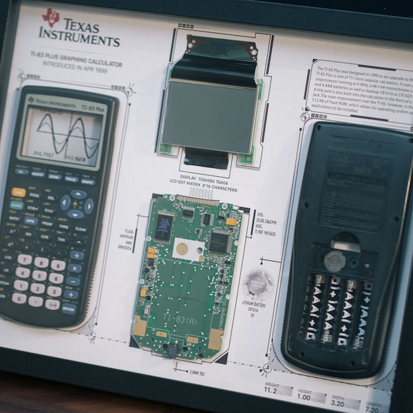 Zerlegter Ti 83 Taschenrechner mit Rahmen, Rahmenkunst von Texas Instrument Ti-83 Plus Graphik Taschenrechner, Taschenrechner Teardown, Geschenk für Ihn