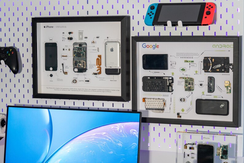 Lote de arte de teléfono desmontado (iPhone 1 y HTC Dream G1), lote de teléfono enmarcado, desmontaje de teléfono iOS y Android, arte mural para teléfono, decoración del hogar imagen 3