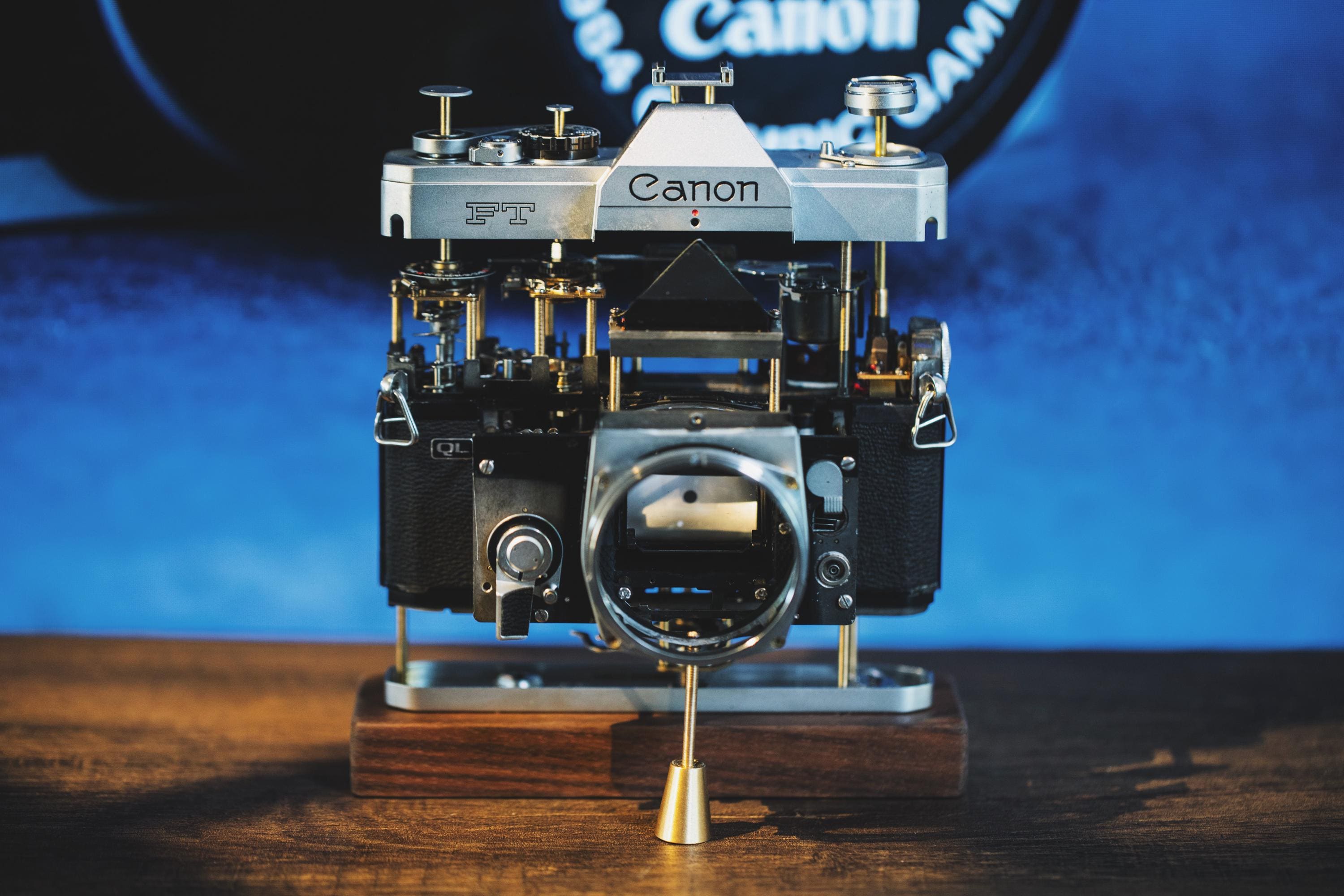 分解された機械式フィルムカメラ、分解されたCanon AE-1 Canon
