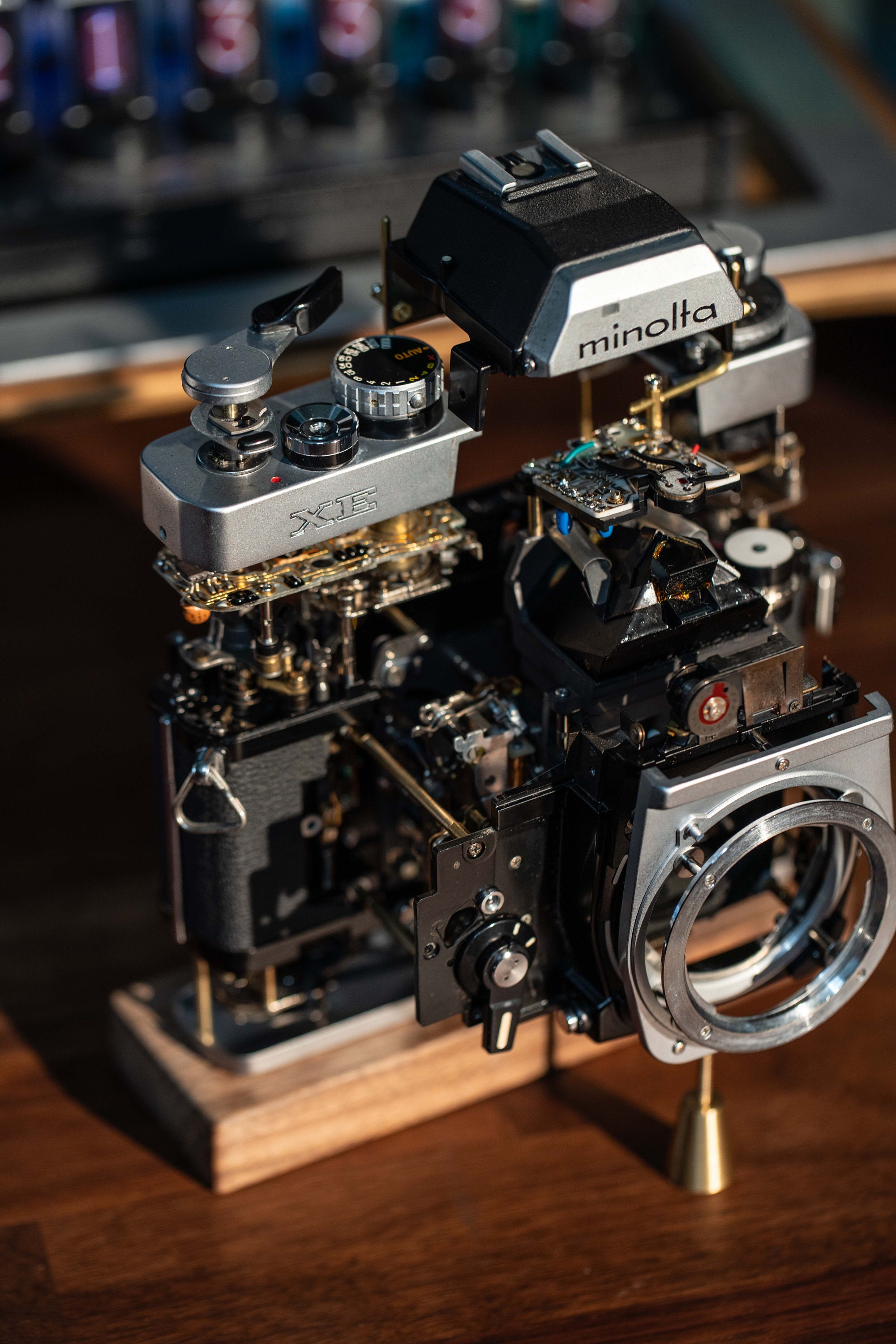 分解された機械式フィルムカメラ、分解されたアート装飾、ニコン