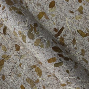 Papier hanji à feuilles naturelles - Bois brun / papier mûrier coréen fait main - 25 x 37 po, 39 g/m², papier Kozo Washi, papier avec de vraies feuilles mortes