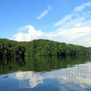 Reflet du lac de montagne | Photographie de nature | Art mural imprimable | Codes lumineux | Guérison