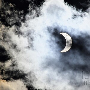 Zonsverduistering door de wolken | Grote Amerikaanse Eclipse 2017 | Hemelse muurkunst | Lichtcodes | Genezing