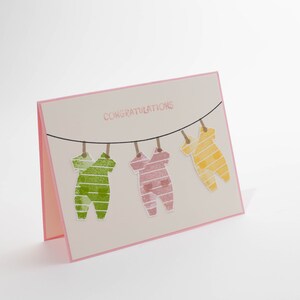 Cartão de chá de bebê personalizado/cartão de boas-vindas para bebê: Macacões