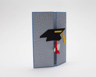 "Personalisierte handgemachte Abschlusskarte: ""Cap"" und ""Diploma""."